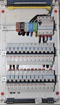 ABB Striebel & John Unterverteilung 3-reihig, unter Putz, bestückt mit: 2 Fi und 5 LS B 16 A 1-polig und 1 LS B 16 A 3-polig + 1 LS B 32 A 3-polig